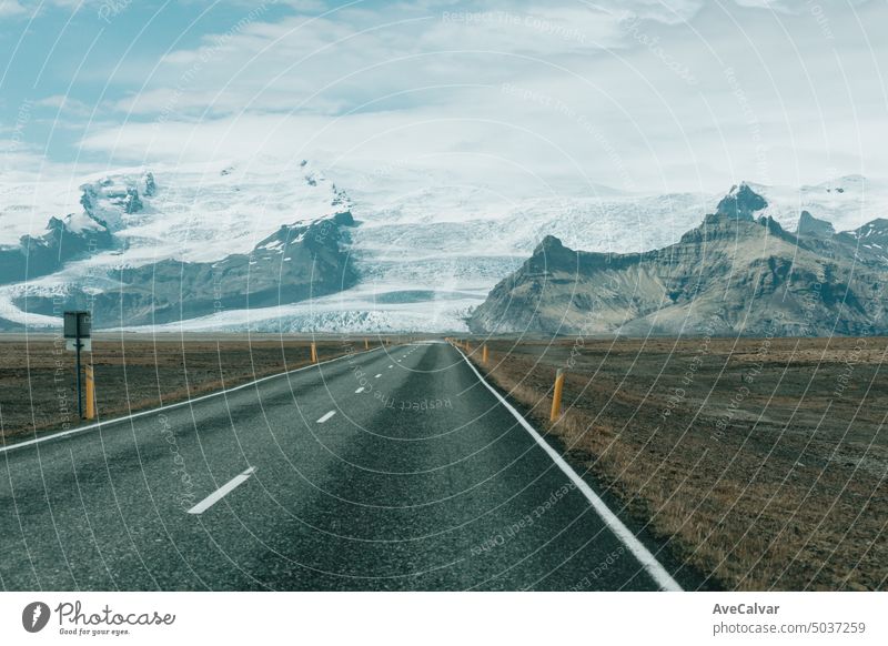 Straßenbild einer Route zu den Gletschern in Island, folgen Sie dem Pfad zu neuen Ländern, besuchen Sie Island. keine Menschen Ruhe Fotografie Reiseziel