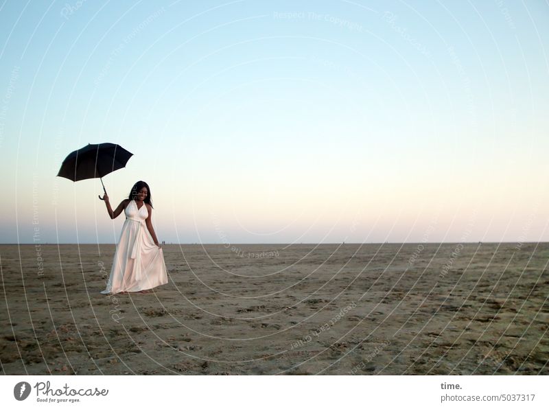 Frau mit Schirm in weißem Kleid abends am Strand Erholung Natur Küste Sand Ferien & Urlaub & Reisen Sonnenlicht Horizont Abenddämmerung abendhimmel unterwegs