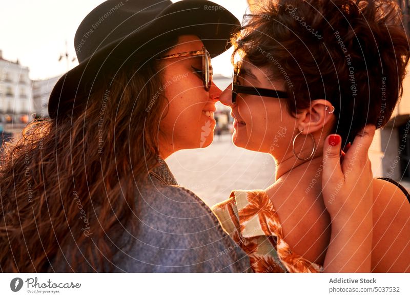 Lesbisches Paar küsst sich auf der Straße Frauen Kuss Sonnenuntergang Lächeln Liebe berühren lesbisch Termin & Datum Madrid Spanien Glück romantisch Zuneigung