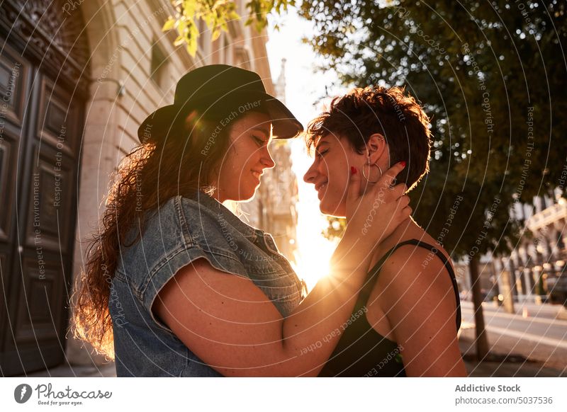 Lesbisches Paar schaut sich auf der Straße an Frauen Kuss Sonnenuntergang Lächeln Liebe berühren lesbisch Termin & Datum Madrid Spanien Glück romantisch