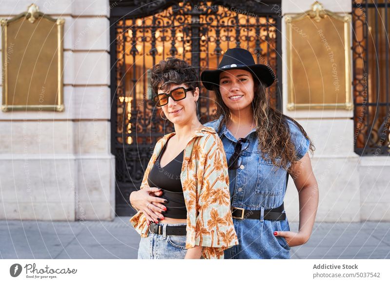 Stylische Freundin vor historischem Gebäude Paar Frauen Umarmung Straße Tourist Stil lesbisch Partnerschaft Madrid Spanien jung Liebe Gate Lächeln lgbt