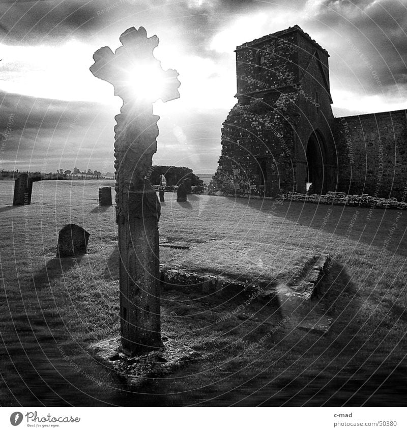Kreuz auf Dervenish Island Nordirland Bauwerk Ruine Kelten Friedhof Grab Wolken schwarz weiß Sommer Gegenlicht Fluss Turm Baustelle Kloster Rücken