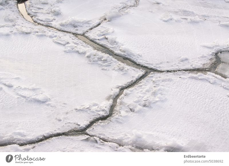 Eisschollen Winter Außenaufnahme Jahreszeiten weiß Schnee kalt Frost gefroren See Klimawandel schneeschmelze Wasser Umwelt Fluss frieren Strukturen & Formen