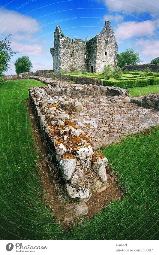 Tully Castle am Lough Erne 2 Nordirland Bauwerk Ruine Mauer Wolken Sommer grün Burg oder Schloss Baustelle Mittelalter Upper Lough Erne Farbe Landschaft Garten