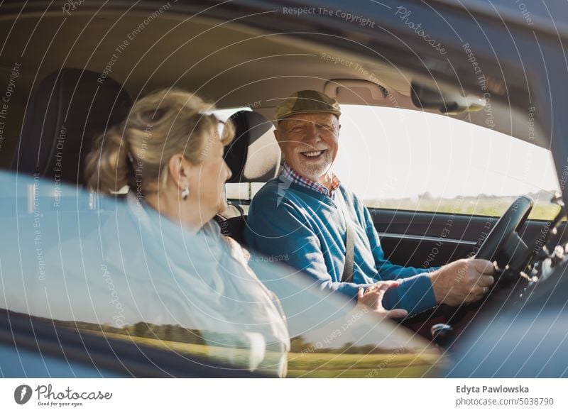 Älteres Paar am Steuer eines Autos Reise Transport Verkehr PKW Straße Autoreise reisen Ausflug Abenteuer Fahrer Laufwerk Feiertag Seniorenpaar Frau