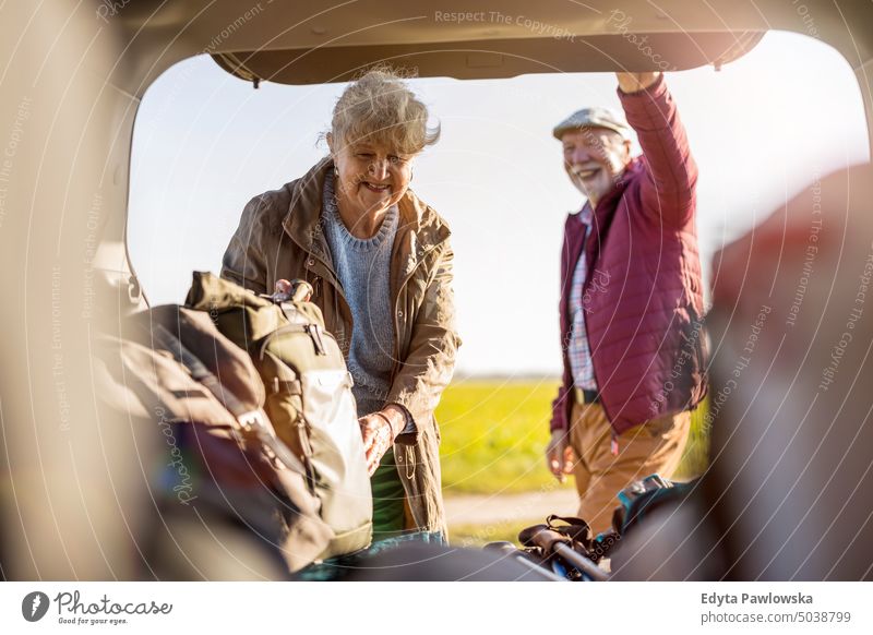 Älteres Paar beim Packen eines Autos Reise Transport Verkehr PKW Straße Autoreise reisen Ausflug Abenteuer Feiertag Seniorenpaar Frau Zwei Personen Mann reif