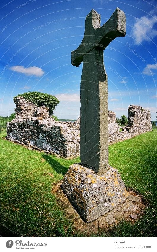 Klosterruine Inishmacnaire Nordirland Bauwerk Ruine Kelten Friedhof Grab Wolken Sommer grün grau Weitwinkel Baustelle Rücken Religion & Glaube Mittelalter
