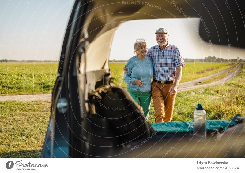 Älteres Ehepaar auf einer Autoreise Reise Transport Verkehr PKW Straße reisen Ausflug Abenteuer Feiertag Seniorenpaar Frau Zwei Personen Paar Mann reif
