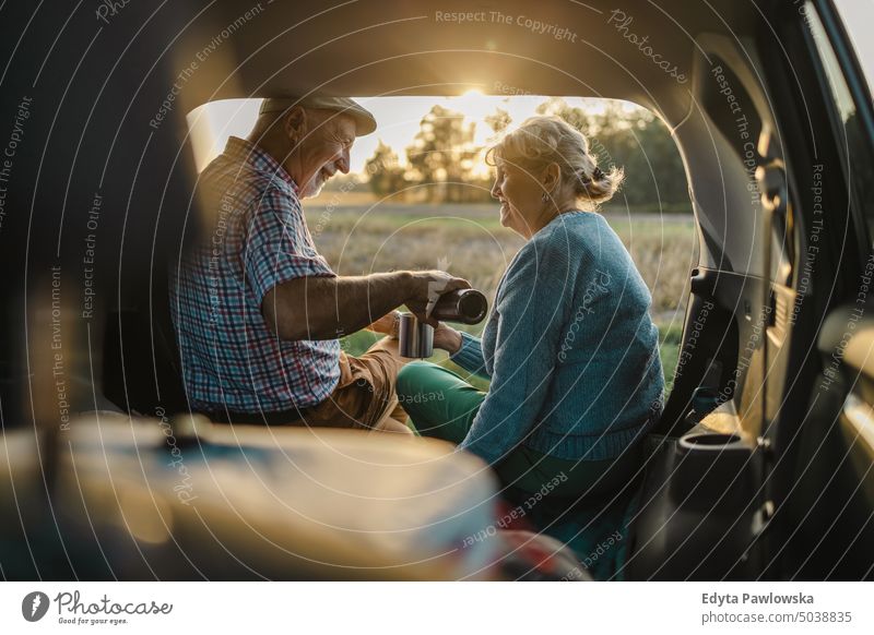 Älteres Paar zeltet im Kofferraum seines Autos Reise Transport Verkehr PKW Straße Autoreise reisen Ausflug Abenteuer Feiertag Seniorenpaar Frau Zwei Personen