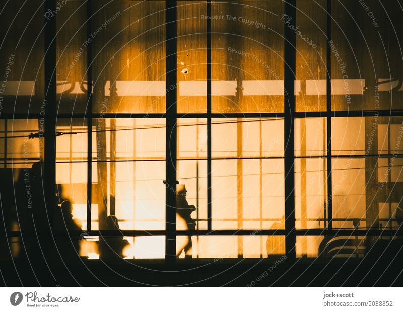 Glasfassade vom Bahnhof Alexanderplatz in der Abendsonne Strukturen & Formen Silhouette Berlin-Mitte Stadtzentrum Gegenlicht Abendlicht Wärme abstrakt Schatten