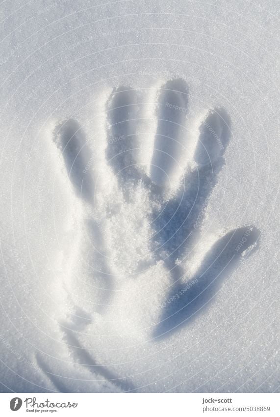 Handabdruck im frisch gefallenen Schnee Schneedecke kalt weiß Winterstimmung einfach kalte Hand Silhouette Hintergrundbild Abdruck Schatten Sonnenlicht