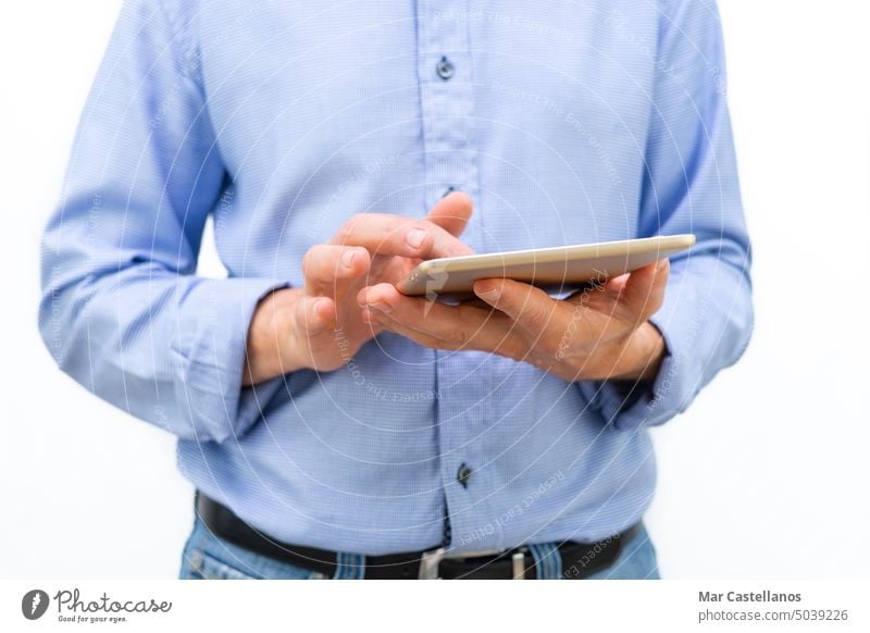 Mann mit Tablet in den Händen und blauem Hemd auf weißem Hintergrund. Platz zum Kopieren. Tablette Körperteile Internet konsultieren online Aussehen Elektronik