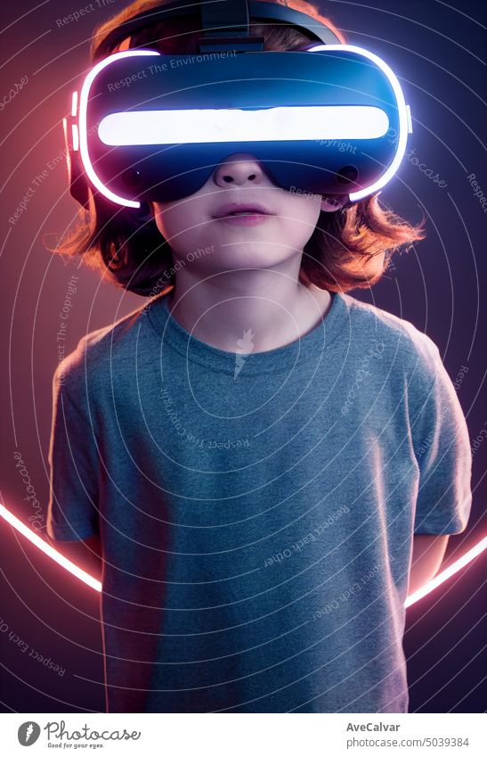 Junges Kind mit VR-Headset, Studioporträt, kinematisches Licht Person futuristisch Schutzbrille Realität Gerät Blick Technik & Technologie 3d Staunen Cyberspace