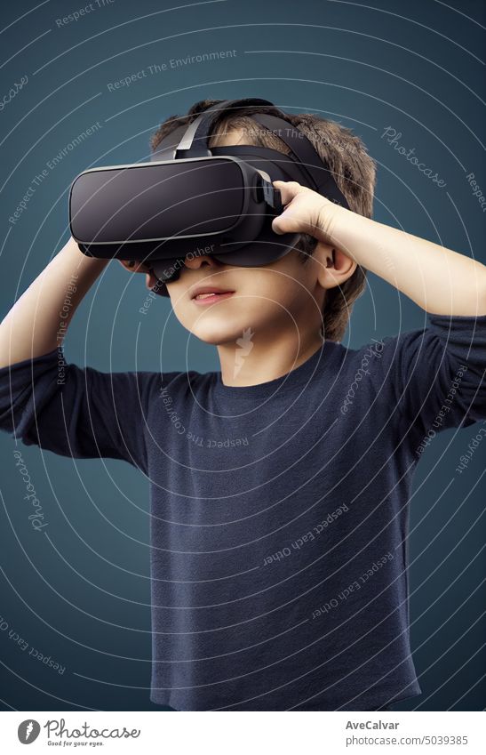 Junges Kind mit VR-Headset, Studioporträt, kinematisches Licht Person futuristisch Schutzbrille Realität Gerät Blick Technik & Technologie 3d Staunen Cyberspace