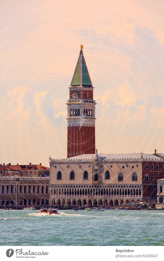 Glockenturm von St. March und Dogenpalast, Venedig, Italien Bell Tower St. Markus Campanile san marco Architektur Basilika Gebäude Kanal Lagune historisch