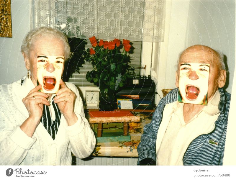 der kartentrick Mensch Stil Mann Frau verwandeln Partnerschaft retro Senior schreien Großmutter Großvater Freude Kommunizieren Postkarte lustig Maske Leben