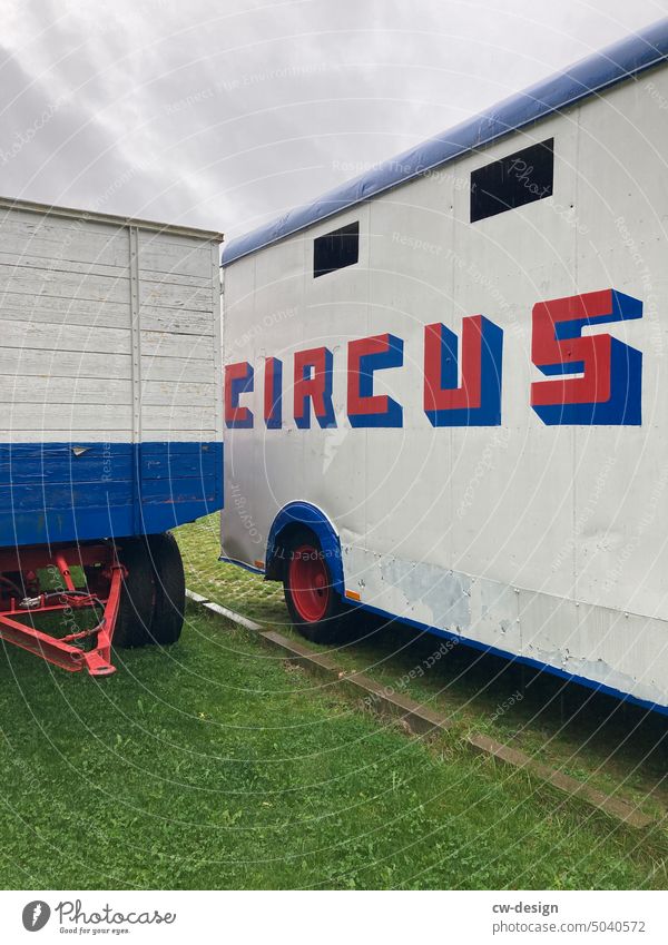Nicht mein Zirkus, nicht meine Affen circus Außenaufnahme Menschenleer Zirkuswagen Unterhaltungsunternehmen Vorstellung Artisten rot weiß blau Farbfoto Tag