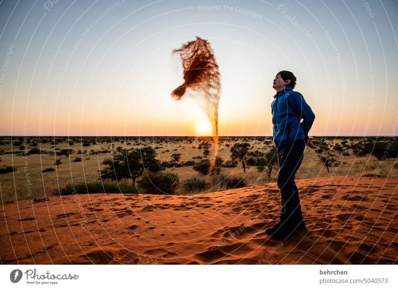durchs leben tanzen Spuren Freude Spielen glücklich fröhlich ausgeglichen Kindheit Junge Kalahari Himmel weite Sonnenlicht wunderschön Dämmerung fantastisch