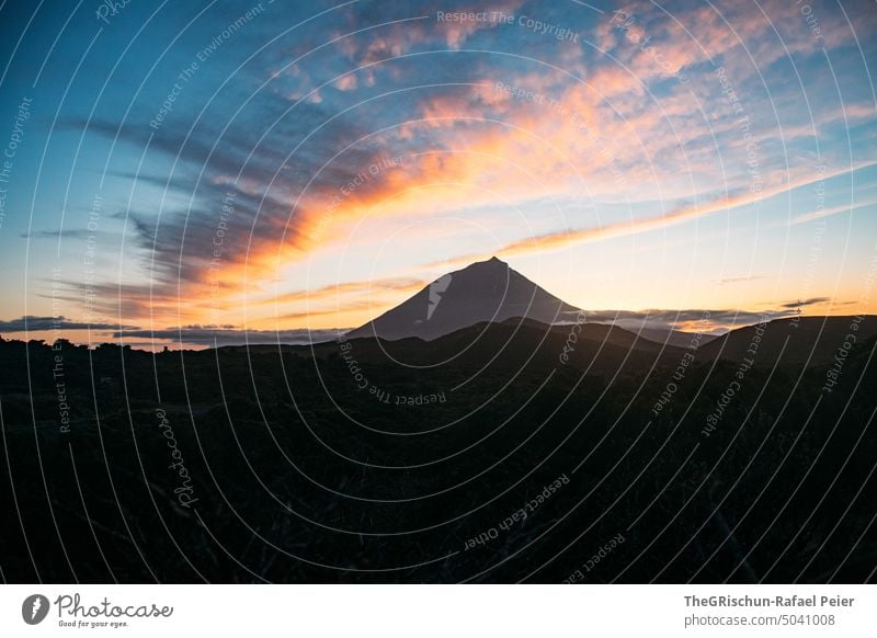 Vulkan in Abendstimmung Stimmung Sonnenuntergang Pico mount Pico montanha do pico hügelig Sonnenlicht Berge u. Gebirge vulkanisch Vulkankrater vulkangestein