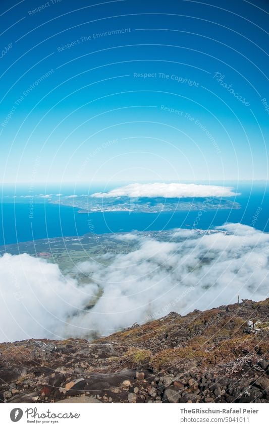 aussicht vom Vulkan auf die Insel Horta horta Azoren Steine gestein Wolken Felsen krater wandern Pico mount Pico montanha do pico Aufstieg Wasser Meer