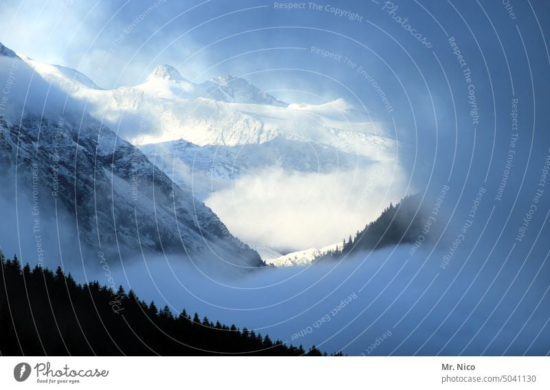durchblick Berge u. Gebirge Wolken Nebel Alpen Tal Landschaft Natur Winter Umwelt Ferien & Urlaub & Reisen Schnee Österreich Schweiz Winterurlaub Klima Gipfel
