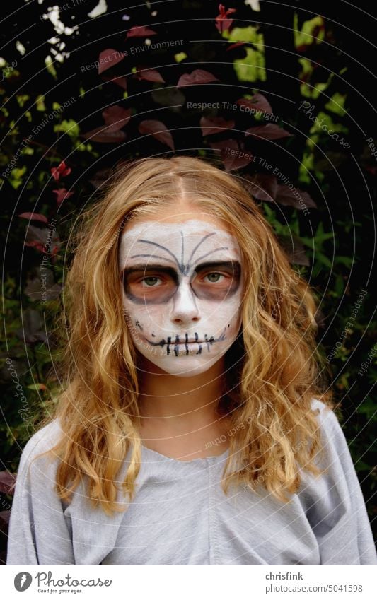 Mädchen gruselig geschminkt Kind Schminke Farben Fasching Karneval Halloween Gesicht Mensch Porträt Tod Auge Frau Maske Angst dunkel Grauen tot unheimlich