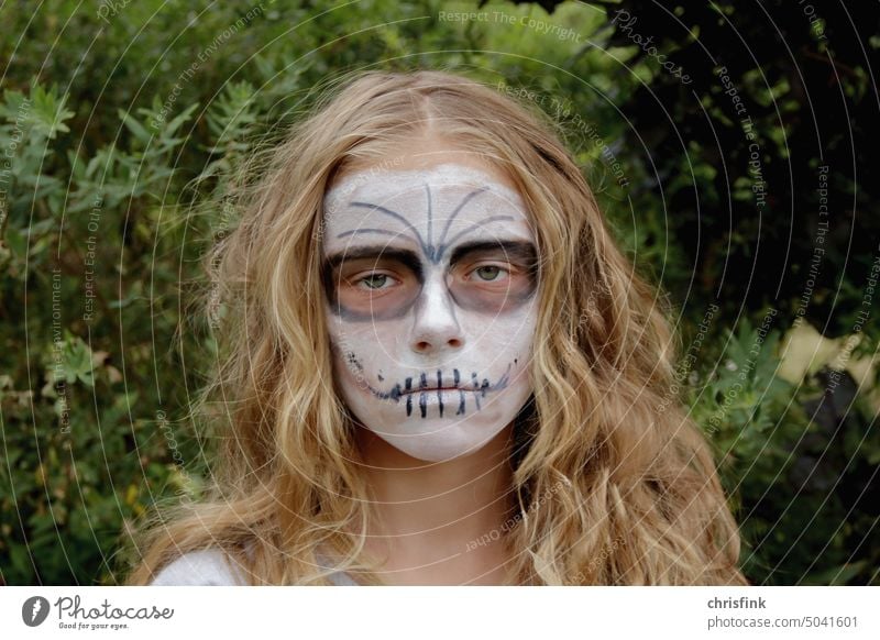 Mädchen gruselig geschminkt Kind Schminke Farben Fasching Karneval Halloween Gesicht Mensch Porträt Tod Auge Frau Maske Angst dunkel Grauen tot unheimlich