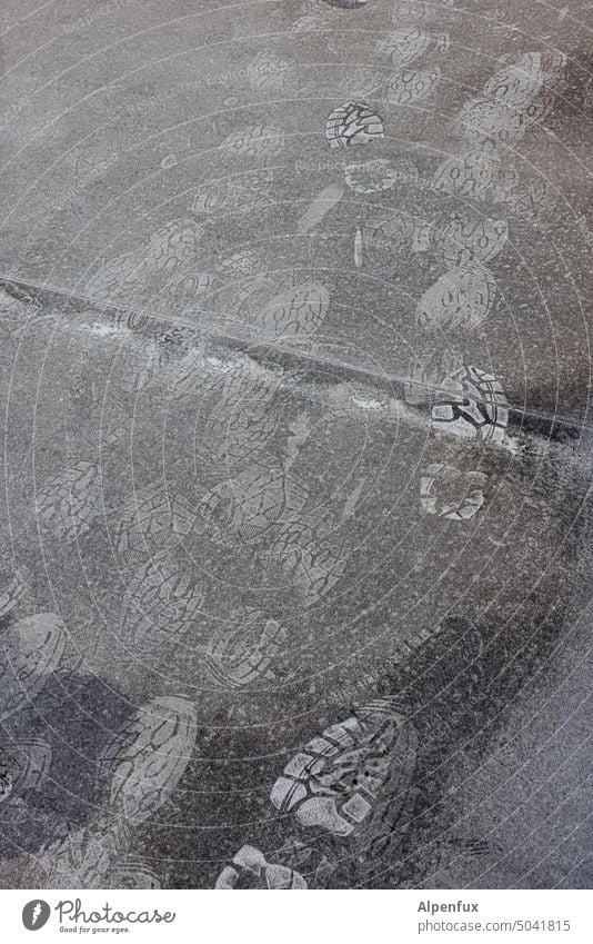 Abdrücke Spuren Abdruck Fußspur Menschenleer Außenaufnahme Wege & Pfade viele gehen spuren hinterlassen grau spurensuche dreckig Sohlenabdruck laufen