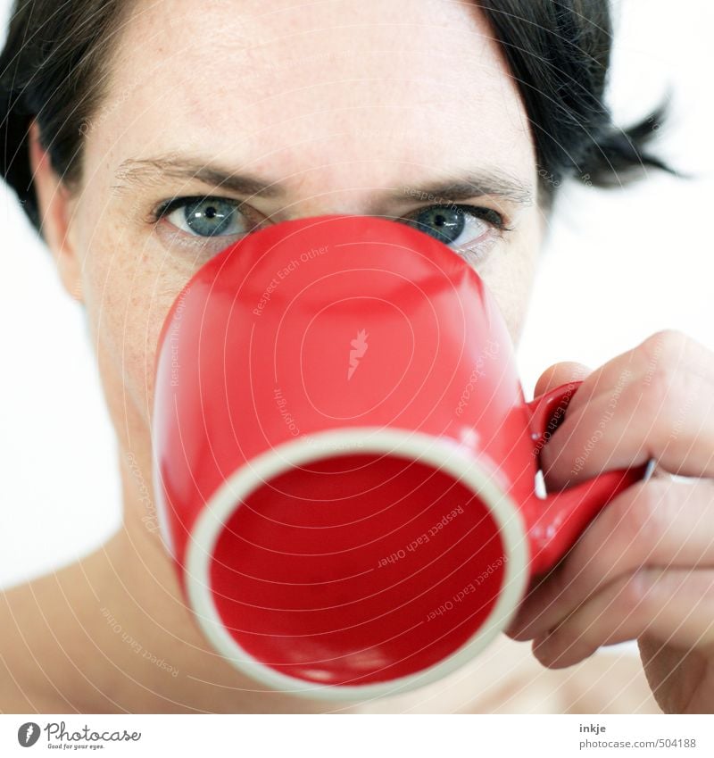 Frau trinkt aus roter Tasse Frühstück Getränk trinken Heißgetränk Milch Kakao Kaffee Tee Becher Lifestyle Erwachsene Leben Gesicht 1 Mensch 30-45 Jahre