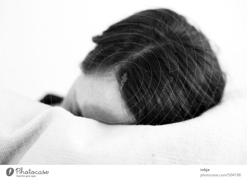 Kopf Erholung ruhig Frau Erwachsene Leben Haare & Frisuren 1 Mensch 30-45 Jahre schwarzhaarig kurzhaarig langhaarig Scheitel Kissen liegen schlafen träumen