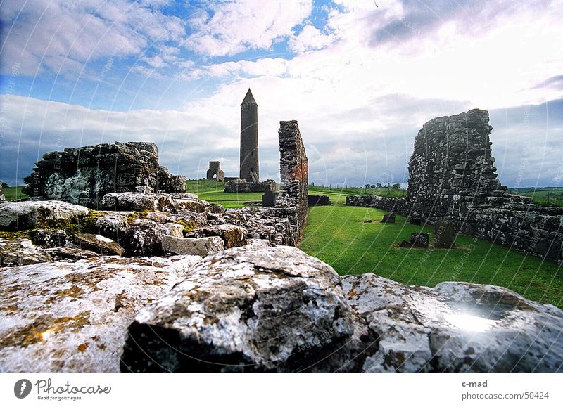 Klosterruine auf Derwenish Island Nordirland Bauwerk Ruine Mauer Wolken Sommer Gegenlicht grün Burg oder Schloss Baustelle Mittelalter Upper Lough Erne Farbe