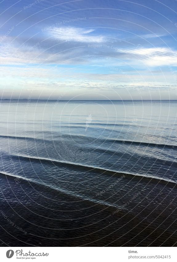 sanft wellt sich die See Ostsee Wasser Horizont Himmel Wolken Stimmung Wellen Leichtigkeit blau Blautöne Küste Natur Ferne Dämmerung Umwelt Meer maritim
