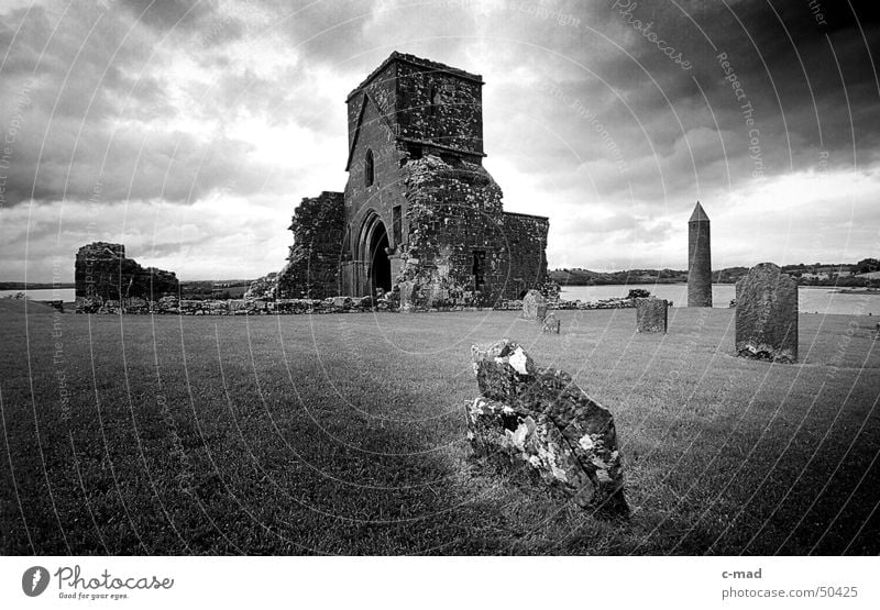 Klosterruine auf Derwenish Island S/W Nordirland Bauwerk Ruine Mauer Wolken Sommer Grab Friedhof schwarz weiß Religion & Glaube Baustelle Mittelalter