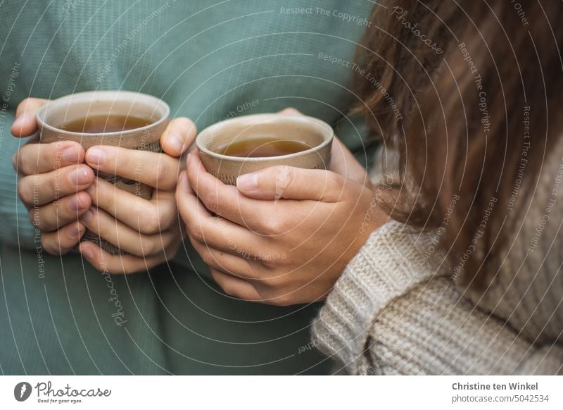 Freundschaft | zusammen einen Becher Tee trinken Hände Gemeinsamkeit heißer Tee wärmend festhalten Teebecher Heißgetränk gemeinsam aufwärmen Kälte