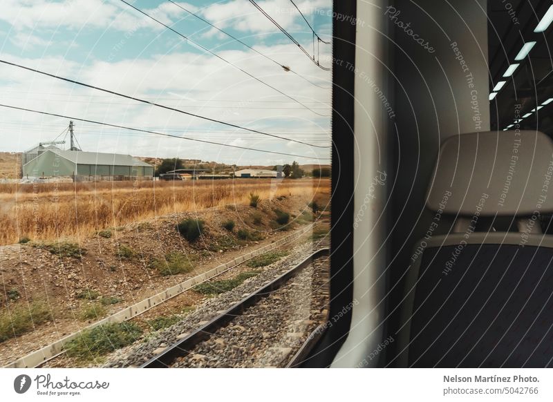 Blick aus dem Fenster auf die Gleise reisen Innenbereich Bewegung gefiltert Ausflug Unschärfe Konzept Zug Reise Geschwindigkeit Verkehr Sonnenuntergang