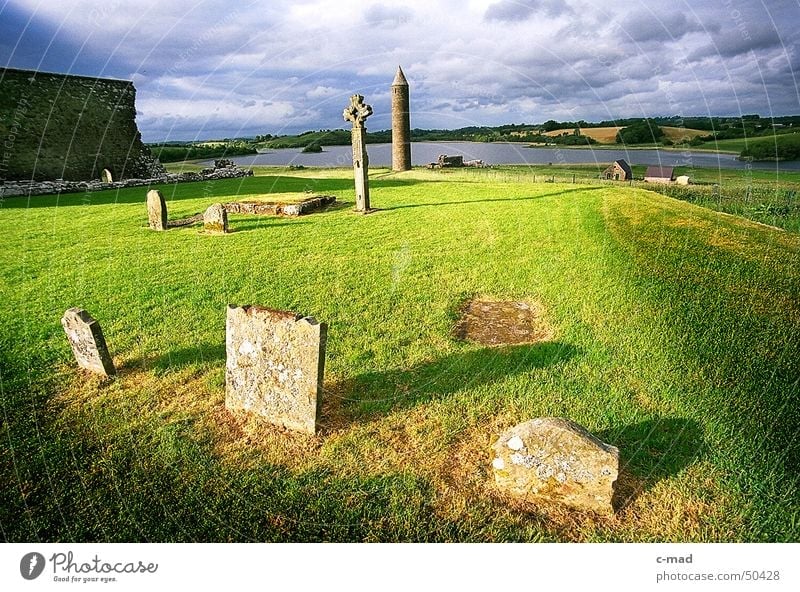Friedhof auf Derwenish Island Nordirland Bauwerk Ruine Mauer Wolken Sommer Grab Wiese grün Keltenkreuz Christentum Baustelle Religion & Glaube Kloster