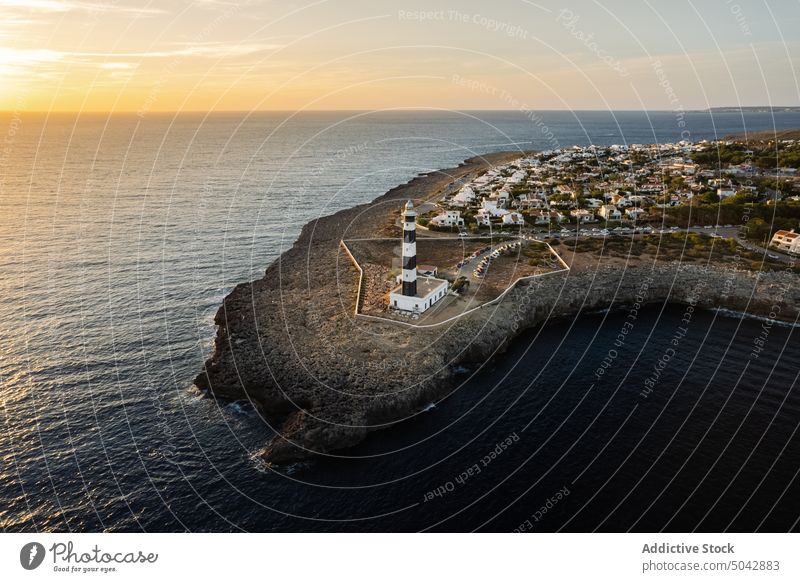 Malerische Felsenklippe mit Leuchtturm in der Nähe der Siedlung Klippe felsig MEER Spanien Menorca Leuchtfeuer Landschaft Meereslandschaft Wohnsiedlung