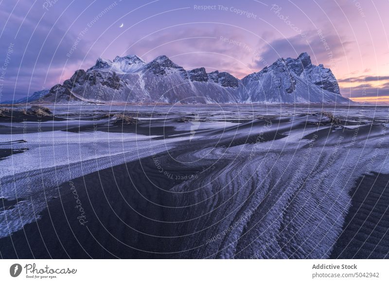 Verschneite Berge bei zugefrorenem See Landschaft nordisch spektakulär Berge u. Gebirge Island Schnee Bevorratung Natur Sonnenuntergang Ambitus Himmel