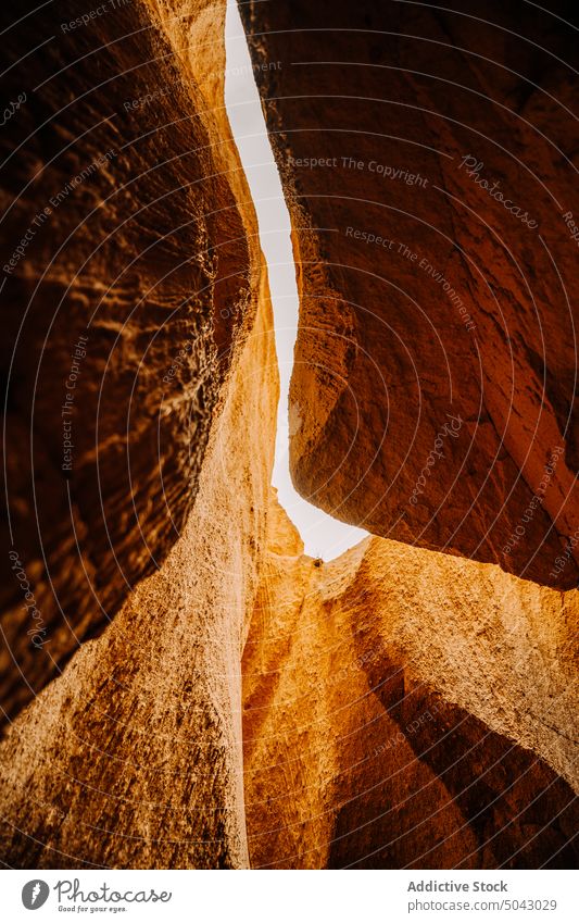 Felsformationen im Canyon an einem sonnigen Tag Schlucht Höhle Formation felsig Natur vulkanisch Sandstein Klippe Geologie uneben rau massiv malerisch