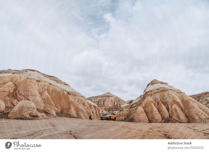 Malerischer Blick auf Felsformationen in der Wüste wüst Formation felsig Landschaft Natur Felsen Gelände Geologie Cappadocia Tal wolkig Himmel Umwelt