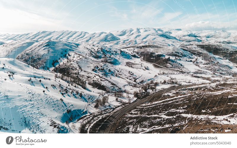 Straße in der Nähe verschneiter Berge bei Tag Berge u. Gebirge Schnee Winter Tal Blauer Himmel wolkig Berghang kalt atemberaubend Truthahn Wetter Kamm Skigebiet