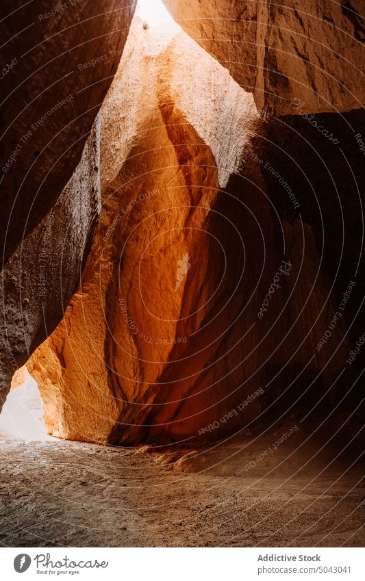 Felsformationen im Canyon an einem sonnigen Tag Schlucht Höhle Formation felsig Natur vulkanisch Sandstein Klippe Geologie uneben rau massiv malerisch