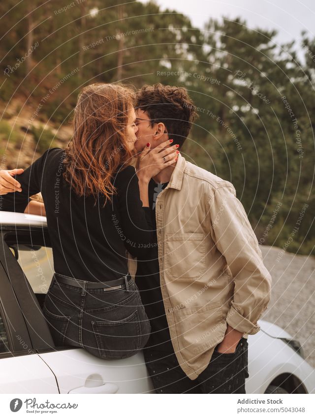 Paar küsst sich in der Nähe von Auto auf dem Lande Kuss PKW Wald Landschaft reisen Wange berühren Liebe Wochenende Truthahn Zusammensein nadelhaltig Baum