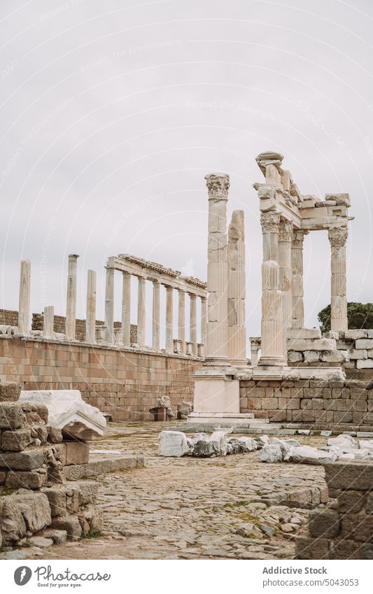 Alte griechische Ruinen gegen bewölkten Himmel Spalte Standort antik Archäologie gebrochen wolkig Gebäude Architektur pergamon Truthahn grau Erbe historisch