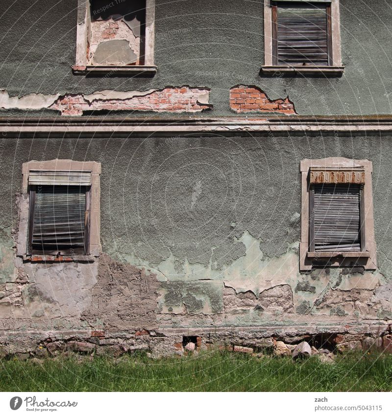 Je oller je doller | Immobilie Ruine Haus verfallen alt Fenster Vergänglichkeit Verfall Vergangenheit kaputt Zerstörung Fassade Renovieren Sanieren Rollladen