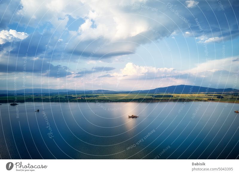 Fliegende Drohne über großem See mit Blick auf Berggipfel Landschaft Berge u. Gebirge Form Mietkow Antenne schön Wasser panoramisch Ansicht Himmel wolkig Sommer