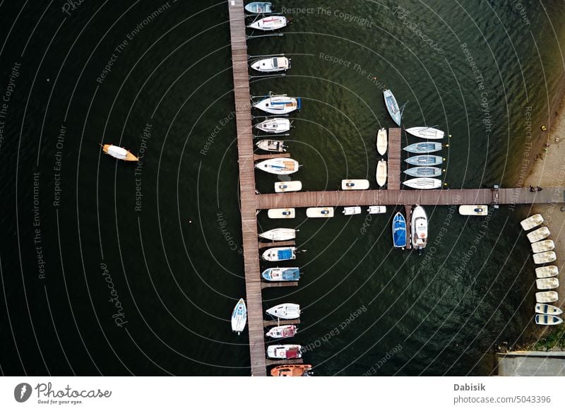 Luftaufnahme von Booten in der Nähe des Holzstegs am See Jacht Pier Wasser Gefäße Segelboot Motorboot hafen Jachthafen reisen MEER Reichtum Dröhnen marin