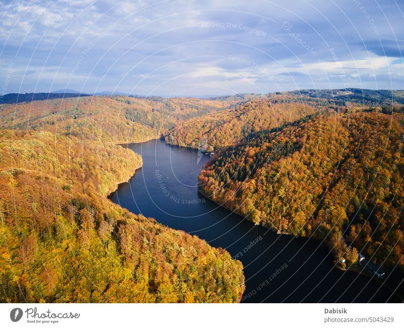 Herbstlandschaft mit Bergen und Fluss, Luftaufnahme von oben Berge u. Gebirge Natur Landschaft fallen gelb Saison Hintergrund sonnig Park See Sonne national