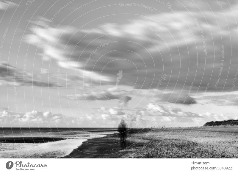 Momente der Bewegung von Wolken, Wasser und Menschen Himmel Wellen Gischt Nordsee Strand Sand Dünen Meer Ferien & Urlaub & Reisen Dänemark Schwarzweißfoto