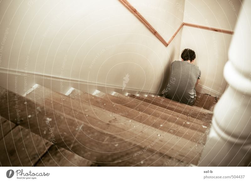 Unten Krankheit Häusliches Leben Haus Arbeitslosigkeit maskulin Junger Mann Jugendliche 1 Mensch 18-30 Jahre Erwachsene Mauer Wand Treppe Denken sitzen